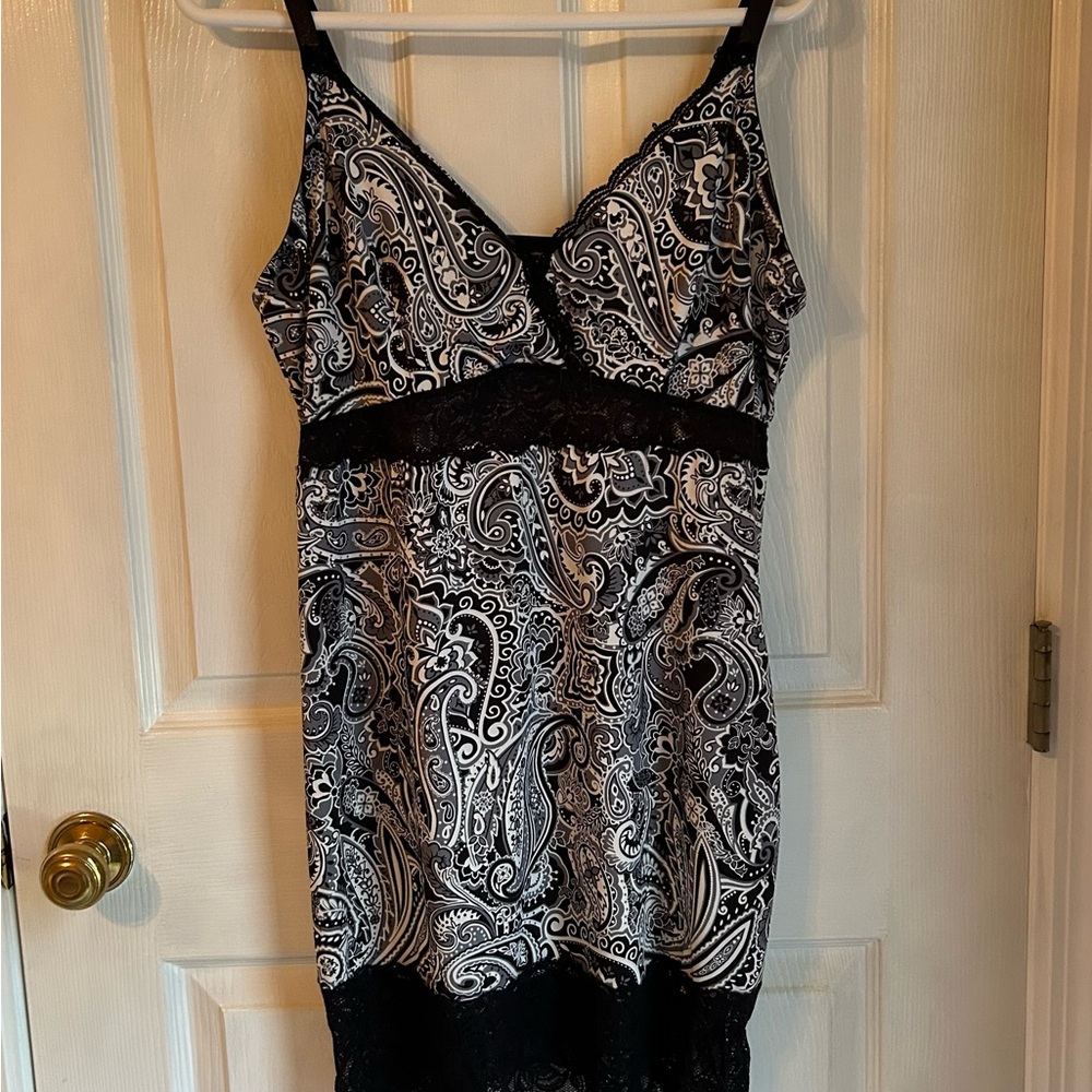 Chic Black and White Paisley Chemise